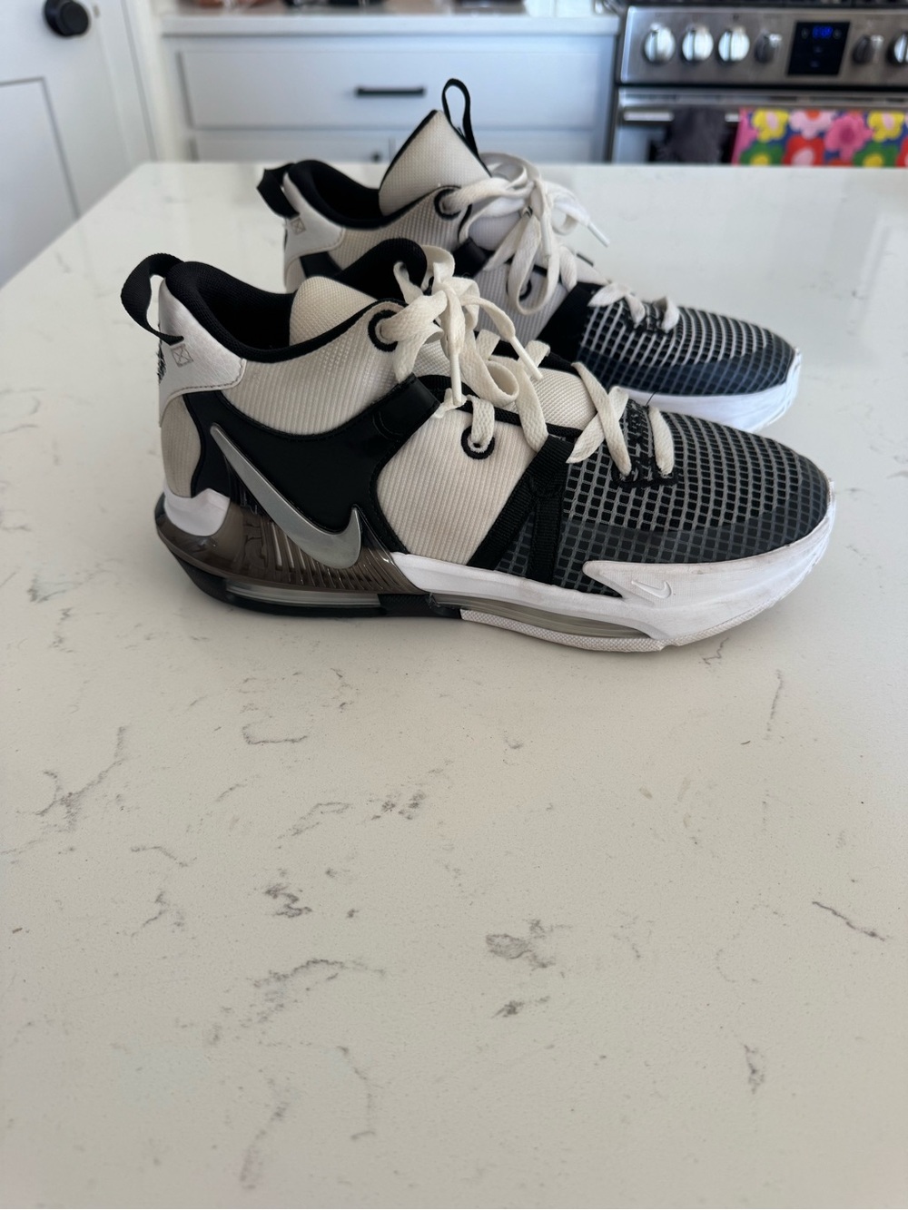 Nike YOUTH LeBron Witness 7 Sneakers Size 6.5Y DQ8650-100 Black White Shoes